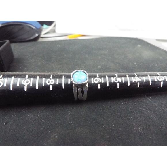 Vintage Sterling silver ring with fiery blue opal roughly 8mm 925 Size 7 ish - Picture 2 of 9